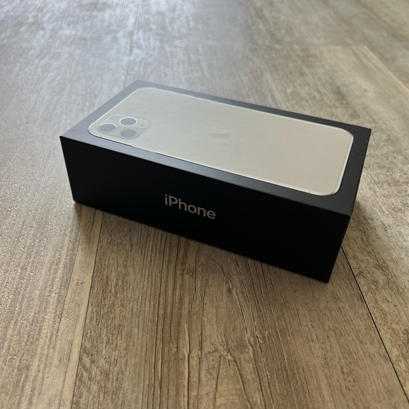 Apple iPhone 11 Pro Max Silver 64GB Box Only - Picture 2 of 5
